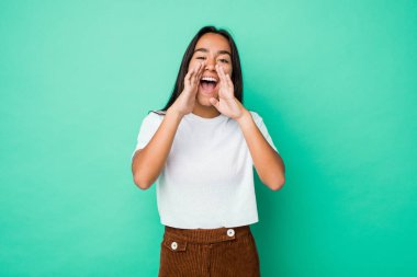 Genç melez Hintli kadın yalnız başına bağırıyor..