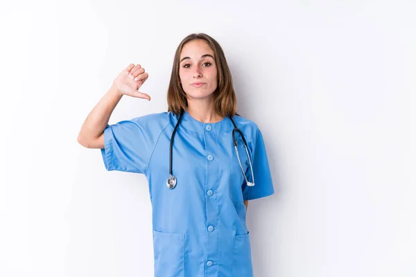 Junge Krankenschwester Isoliert Zeigt Eine Ablehnende Geste Daumen Nach Unten — Stockfoto