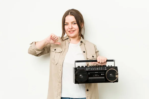 拿着复古收音机的年轻卷曲女人感到自豪和自信 学习的榜样 — 图库照片
