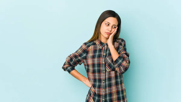 Junge Frau Isoliert Auf Blauem Hintergrund Die Gelangweilt Erschöpft Ist — Stockfoto