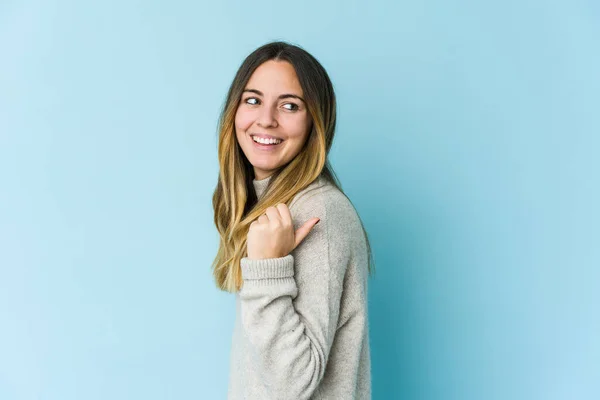 Jeune Femme Caucasienne Isolée Sur Fond Bleu Points Avec Pouce — Photo