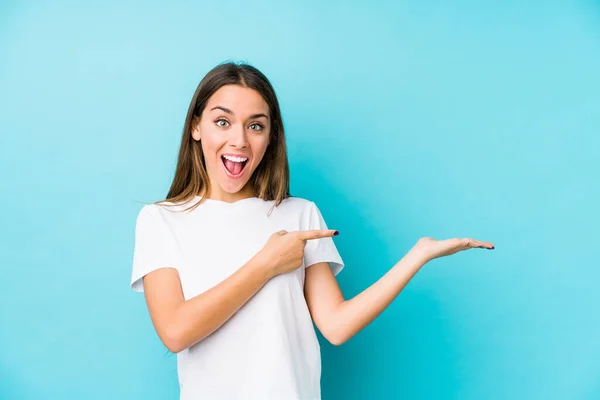 Jonge Blanke Vrouw Geïsoleerd Opgewonden Met Een Kopieerruimte Palm — Stockfoto