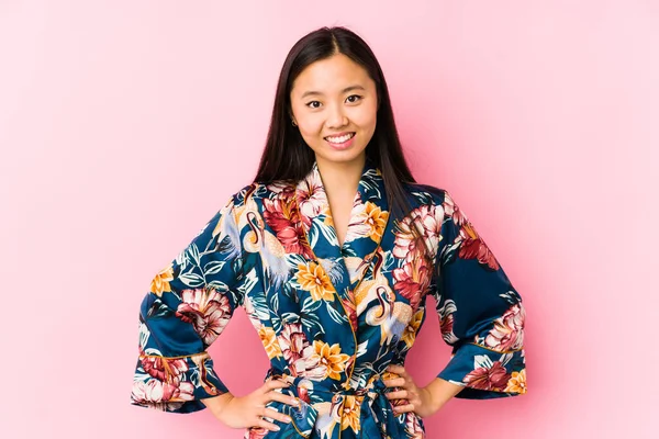 Giovane Donna Cinese Indossa Pigiama Kimono Isolato Fiducioso Mantenendo Mani — Foto Stock