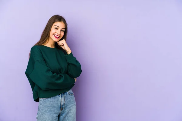 Mulher Branca Jovem Isolado Fundo Roxo Sorrindo Feliz Confiante Tocando — Fotografia de Stock