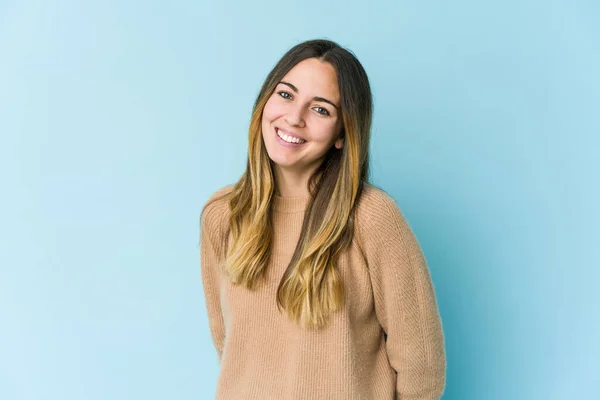 Joven Mujer Caucásica Aislada Sobre Fondo Azul Feliz Sonriente Alegre — Foto de Stock