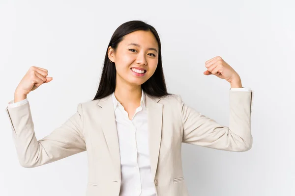 Junge Chinesische Geschäftsfrau Isoliert Zeigt Geste Der Stärke Mit Den — Stockfoto