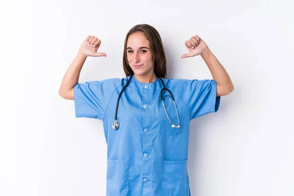 孤立した若い看護師の女性は誇りと自信を感じます 次の例に従う — ストック写真