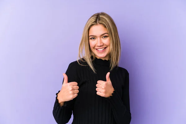 Joven Rubia Caucásica Aislada Levantando Ambos Pulgares Hacia Arriba Sonriente — Foto de Stock