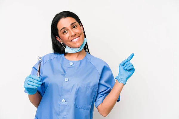 Mujer Dentista Aislada Sobre Fondo Blanco Sonriendo Señalando Lado Mostrando —  Fotos de Stock