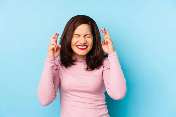 Mujer Latina Mediana Edad Aislada Cruzando Dedos Para Tener Suerte — Foto de Stock