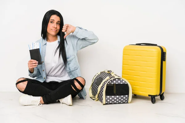 Mujer Viajera Con Gato Aislado Sobre Fondo Blanco Mostrando Gesto —  Fotos de Stock