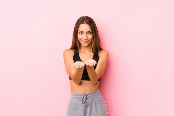 Joven Mujer Atlética Caucásica Posando Fondo Rosa Sosteniendo Algo Con — Foto de Stock