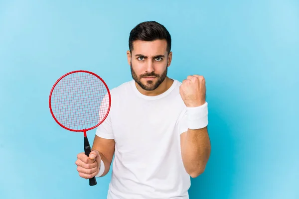 Jovem Homem Bonito Jogando Badminton Isolado Mostrando Punho Para Câmera — Fotografia de Stock