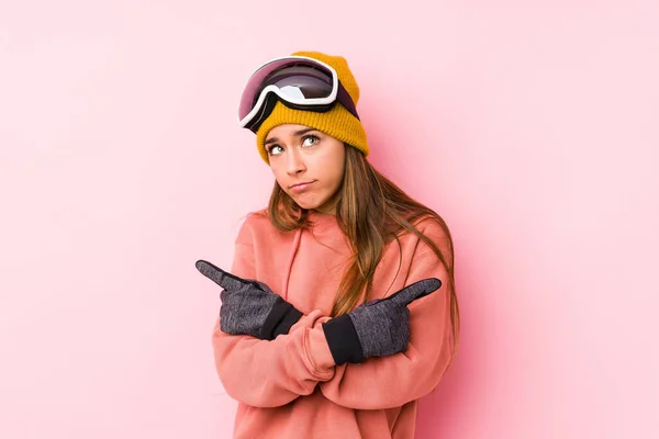 Νεαρή Καυκάσια Γυναίκα Που Φοράει Ρούχα Του Σκι Απομονωμένα Σημεία — Φωτογραφία Αρχείου