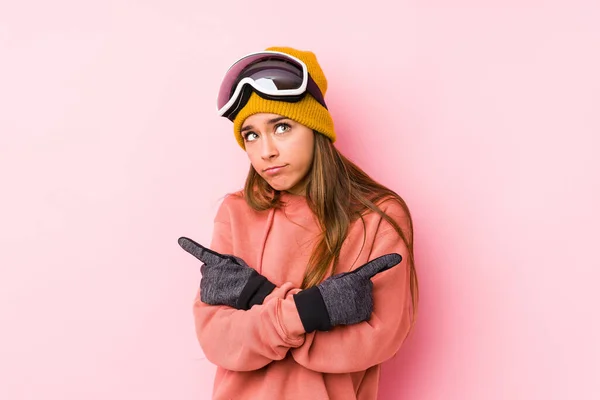 Mulher Caucasiana Jovem Vestindo Uma Roupa Esqui Pontos Isolados Lado — Fotografia de Stock