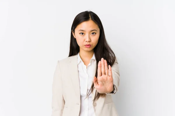 Junge Chinesische Geschäftsfrau Isoliert Stehend Mit Ausgestreckter Hand Stoppschild Zeigt — Stockfoto