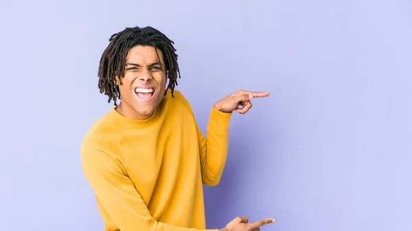 Young Black Man Wearing Rasta Hairstyle Pointing Forefingers Copy Space — Stock Photo, Image