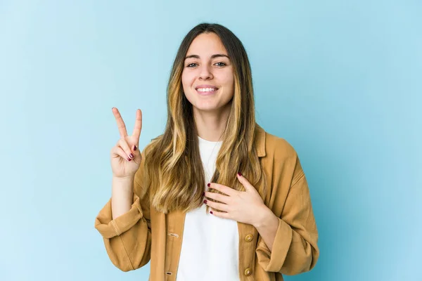 Giovane Donna Caucasica Isolata Sfondo Blu Che Presta Giuramento Mettendo — Foto Stock