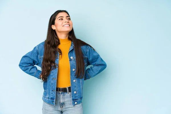 Giovane Donna Indiana Isolata Sfondo Blu Rilassato Felice Ridere Collo — Foto Stock