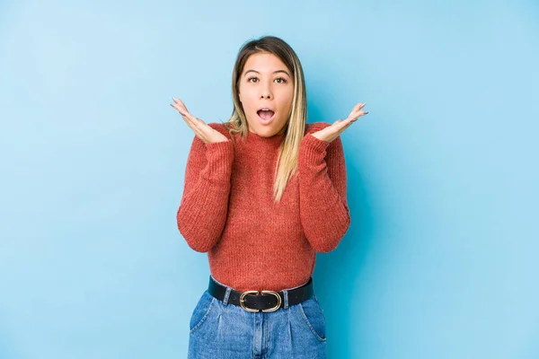 Joven Mujer Caucásica Posando Aislada Sorprendida Sorprendida —  Fotos de Stock