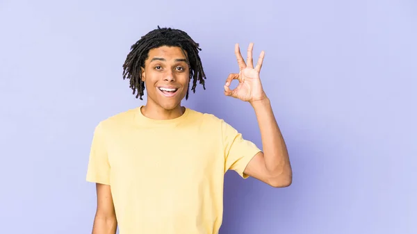 Joven Afroamericano Rasta Hombre Guiña Ojo Sostiene Buen Gesto Con — Foto de Stock