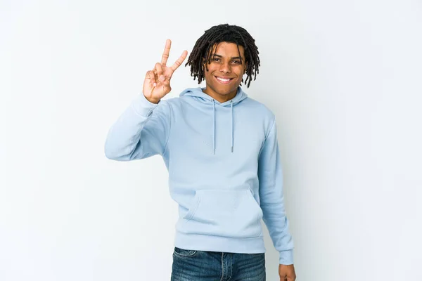 Junger Afrikanisch Amerikanischer Rastamann Zeigt Siegeszeichen Und Lächelt Breit — Stockfoto
