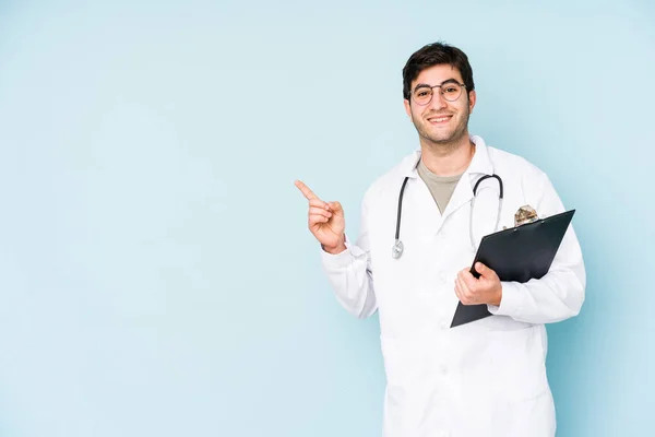 Young Doctor Man Isolated Blue Background Smiling Pointing Aside Showing — Stock Photo, Image