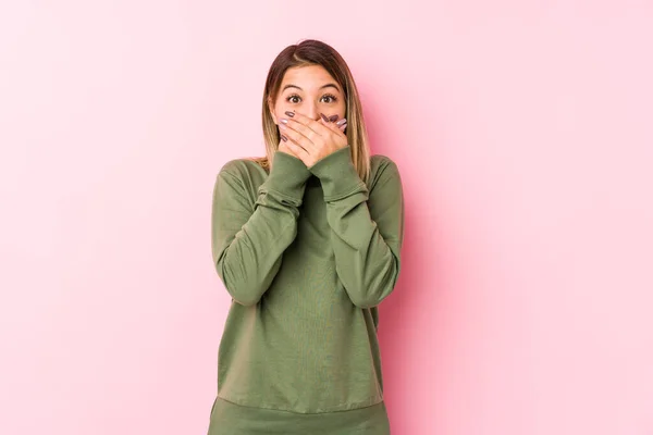 Jeune Femme Caucasienne Posant Isolé Choqué Couvrant Bouche Avec Les — Photo