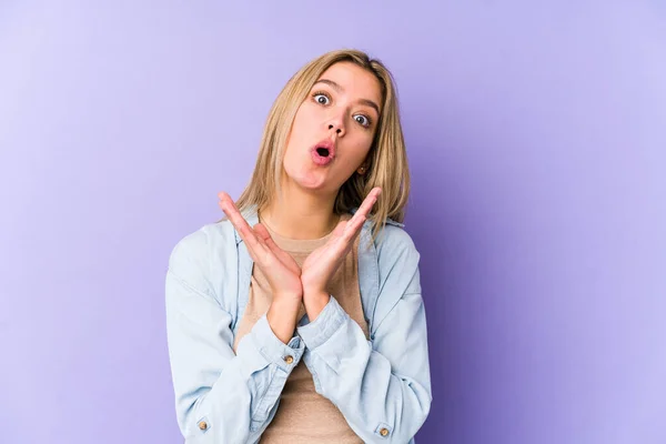 Jonge Blonde Kaukasische Vrouw Geïsoleerd Verrast Geschokt — Stockfoto