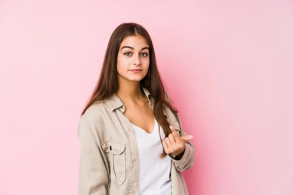Joven Mujer Caucásica Posando Fondo Rosa Señalándote Con Dedo Como —  Fotos de Stock