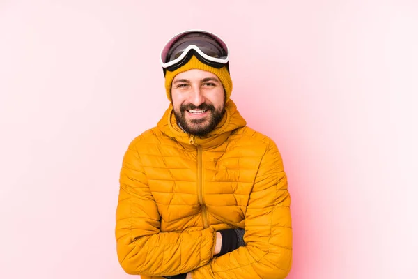 若いスキーヤーの男は笑いを隔離し 楽しみを持って — ストック写真