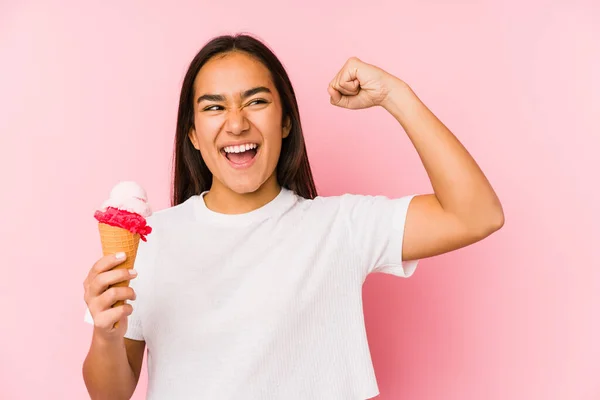 Jonge Aziatische Vrouw Met Een Ijsje Geïsoleerde Opvoeding Vuist Een — Stockfoto