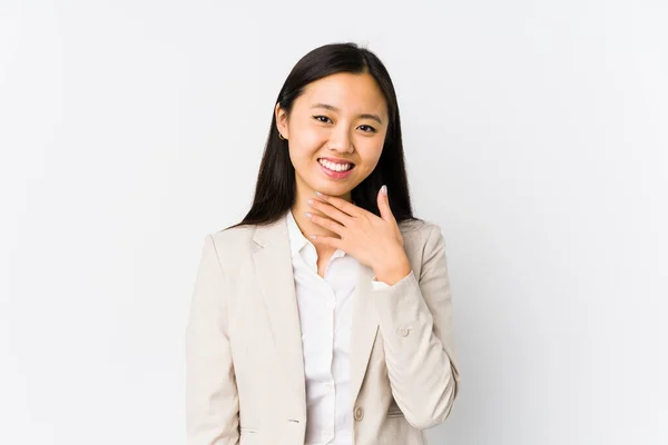 Junge Chinesische Geschäftsfrau Lacht Laut Aus Und Hält Hand Auf — Stockfoto
