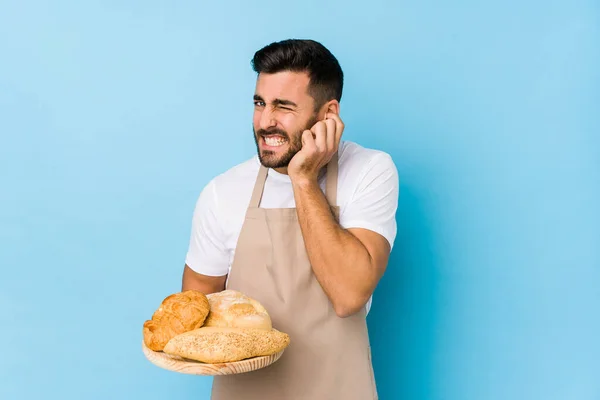 Ung Stilig Bagare Man Isolerad Täcker Öronen Med Händer — Stockfoto