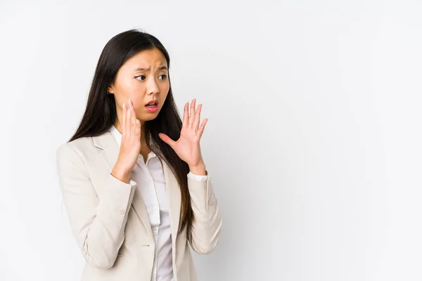 Junge Geschäftsfrau Schreit Laut Hält Augen Offen Und Hände Angespannt — Stockfoto