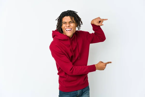 Ung Afrikansk Amerikansk Rasta Man Glada Pekar Med Pekfingrar Bort — Stockfoto