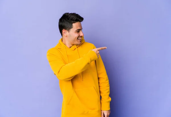 Jovem Caucasiano Isolado Fundo Roxo Olha Para Lado Sorridente Alegre — Fotografia de Stock