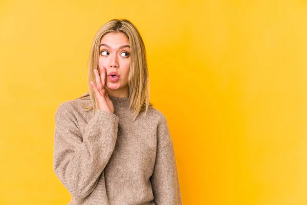 Giovane Donna Bionda Isolata Sfondo Giallo Sta Dicendo Segreto Caldo — Foto Stock