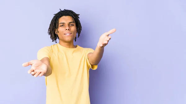 Young African American Rasta Man Makes Scale Arms Feels Happy — Stock Photo, Image