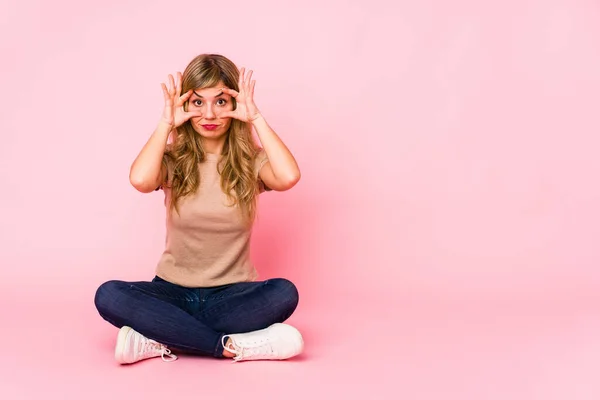 Ung Blond Kaukasisk Kvinna Sitter Rosa Studio Hålla Ögonen Öppna — Stockfoto