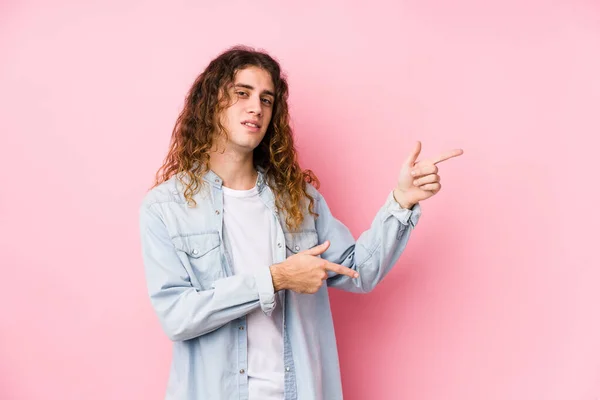 Homem Cabelo Longo Posando Isolado Animado Apontando Com Dedos Indicador — Fotografia de Stock