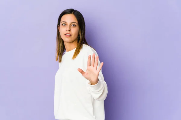 Junge Frau Auf Lila Hintergrund Isoliert Und Schockiert Wegen Unmittelbarer — Stockfoto