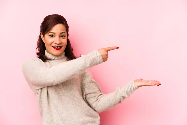 Mujer Latina Mediana Edad Aislada Sobre Fondo Rosa Excitada Sosteniendo — Foto de Stock