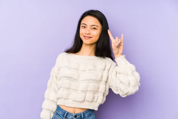 Mujer Joven China Aislada Sobre Fondo Púrpura Mostrando Gesto Cuernos — Foto de Stock
