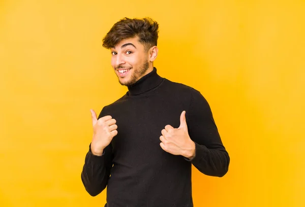 Joven Árabe Aislado Sobre Fondo Amarillo Levantando Ambos Pulgares Hacia — Foto de Stock