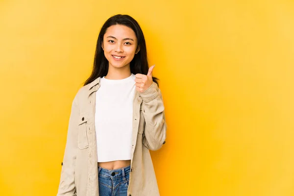 Jeune Femme Chinoise Isolée Sur Fond Jaune Souriant Levant Pouce — Photo