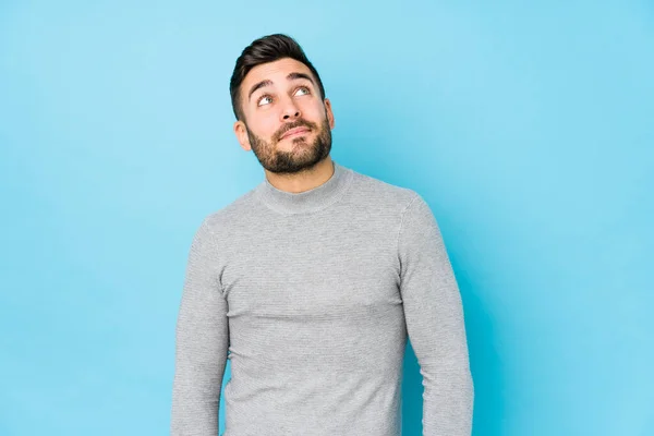 Young Caucasian Man Blue Background Isolated Dreaming Achieving Goals Purposes — Stock Photo, Image