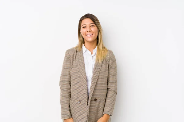 Νεαρή Καυκάσια Επιχειρηματίας Απομονωμένη Ευτυχισμένη Χαμογελαστή Και Χαρούμενη — Φωτογραφία Αρχείου