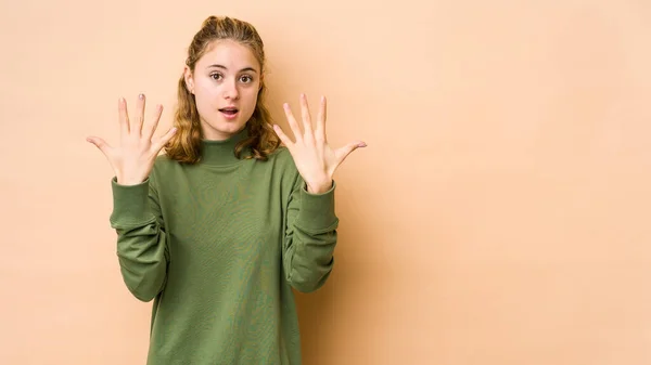 Beyazlı Genç Bir Kadın Bej Arka Planda Izole Edilmiş Elleriyle — Stok fotoğraf