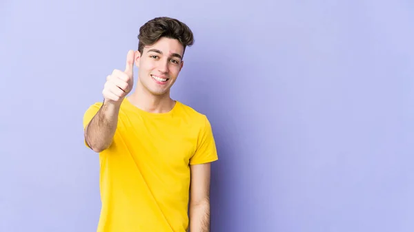 Jovem Caucasiano Isolado Fundo Roxo Sorrindo Levantando Polegar Para Cima — Fotografia de Stock